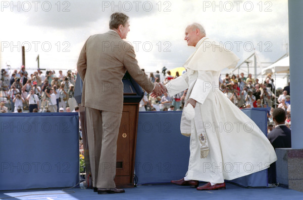 U.S. President Ronald Reagan shaking hands with Pope John Paul II at Miami International Airport, Miami, Florida, USA, President Ronald Reagan White House Photographic Office, September 10, 1987