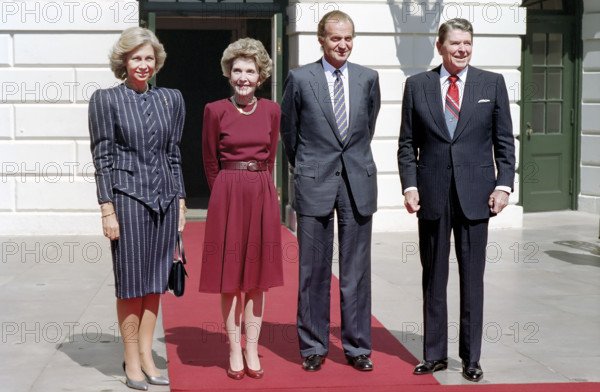 U.S. President Ronald Reagan (right) and U.S. First Lady Nancy Reagan (2nd left) during working visit of King Juan Carlos I of Spain (second right) with Queen Sofia (left) at White House Diplomatic Entrance, Washington, D.C., USA, President Ronald Reagan White House Photographic Office, September 25, 1987