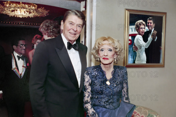 U.S. President Ronald Reagan with Bette Davis during Kennedy Center Honors for Lifetime Achievement, John F. Kennedy Center for Performing Arts, Washington, D.C., USA, President Ronald Reagan White House Photographic Office, December 6, 1987
