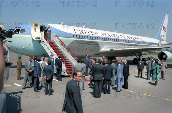 U.S. President Ronald Reagan and U.S. First Lady Nancy Reagan arriving at Vnukovo Airport via Air Force One, Moscow, Russia, USSR, President Ronald Reagan White House Photographic Office, May 29, 1988