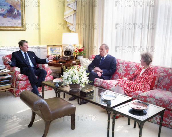 U.S. President Ronald Reagan and U.S. First Lady Nancy Reagan meeting with former U.S. President Richard Nixon, West Sitting Hall of White House residence, Washington DC, USA, President Ronald Reagan White House Photographic Office, July 28, 1988