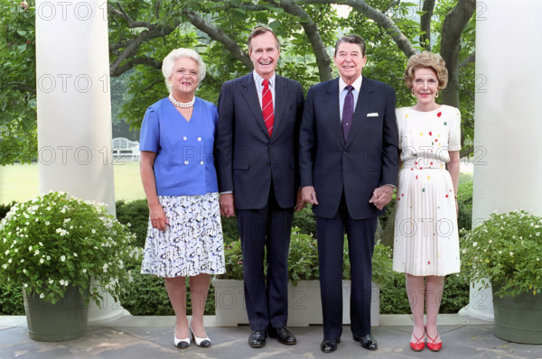 Official Portrait of U.S. President Ronald Reagan (2nd right), U.S. First Lady Nancy Reagan (right), U.S. Vice President George H.W. Bush (2nd left) and U.S. Second Lady Barbara Bush (left) on the White House Colonnade, Washington, D.C., USA, President Ronald Reagan White House Photographic Office, August 11, 1988