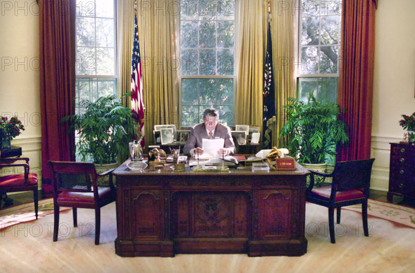 U.S. President Ronald Reagan working in White House Oval Office, Washington, D.C., USA, President Ronald Reagan White House Photographic Office, October 26, 1988