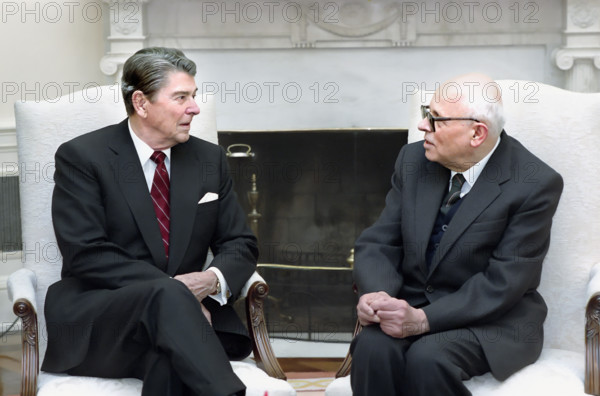 U.S. President Ronald Reagan meeting with Soviet dissident Andrei Sakharov in White House Oval Office, Washington, D.C., USA, President Ronald Reagan White House Photographic Office, November 14, 1988
