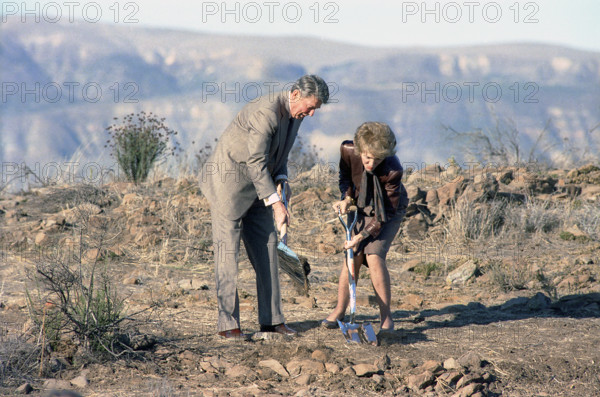 U.S. President Ronald Reagan and U.S. First Lady Nancy Reagan breaking ground for The Ronald Reagan Presidential Library and Museum, Simi Valley, California, USA, President Ronald Reagan White House Photographic Office, November 21, 1988