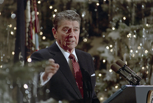 U.S. President Ronald Reagan speaking at podium during his final press conference, White House East Room, Washington, D.C., USA, President Ronald Reagan White House Photographic Office, December 8, 1988