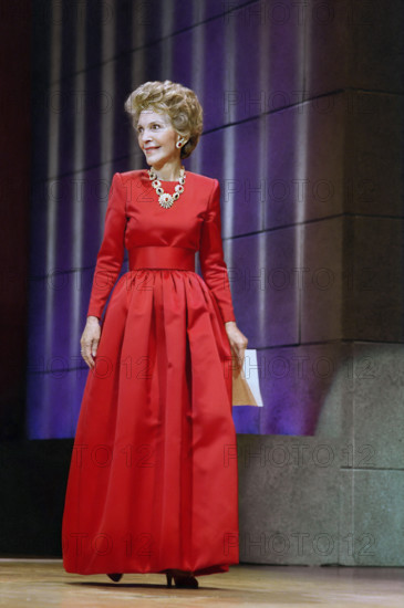 U.S. First Lady Nancy Reagan at The Council of Fashion Designers of America (CFDA) to receive Lifetime Achievement Award, New York City, New York, USA, President Ronald Reagan White House Photographic Office, January 9, 1989