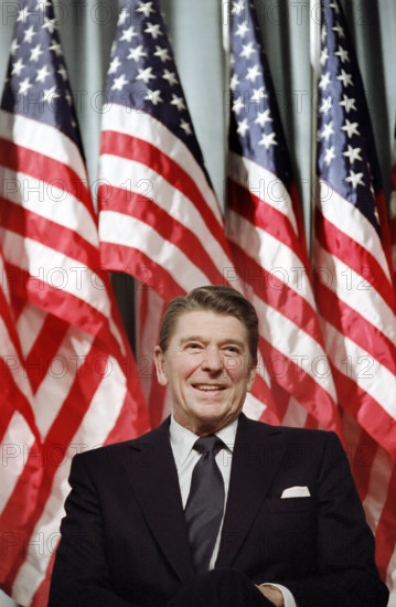 U.S. President Ronald Reagan addressing crowd at rally for Senator David Durenberger, Minneapolis, Minnesota, USA, President Ronald Reagan White House Photographic Office, February 8, 1982