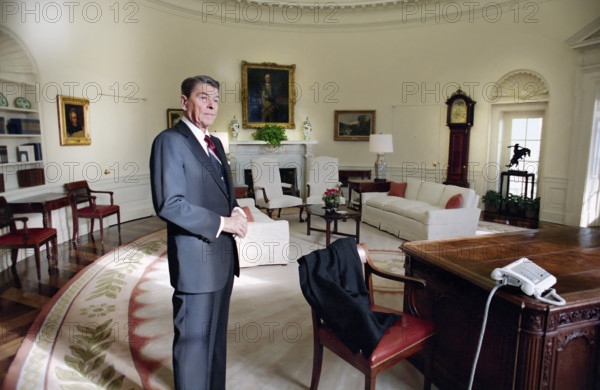 U.S. President Ronald Reagan standing in the White House Oval Office for the last time as U.S. President, Washington, D.C., USA, President Ronald Reagan White House Photographic Office, January 20, 1989