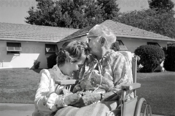U.S. First Lady Nancy Reagan visiting her mother, Edith Davis, Phoenix, Arizona, USA, President Ronald Reagan White House Photographic Office, October 5, 1982