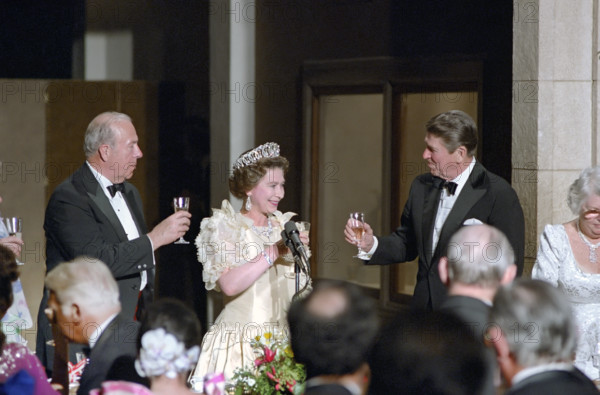 U.S. President Ronald Reagan toasting Queen Elizabeth II at dinner in her honor, U.S. Secretary of State George Shultz (left) looking on, Memorial Museum, San Francisco, California, USA, President Ronald Reagan White House Photographic Office, March 3, 1983