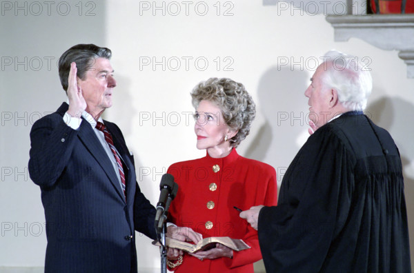 U.S. President Ronald Reagan, U.S. First Lady Nancy Reagan and U.S. Chief Justice Warren Burger at the private inaugural swearing-in ceremony on the grand staircase in the White House, Washington, D.C., USA, President Ronald Reagan White House Photographic Office, January 20, 1985