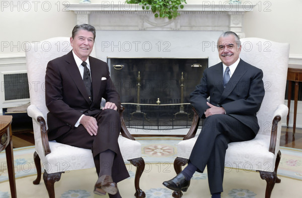 U.S. President Ronald Reagan meeting with President Jose Sarney of Brazil in the White House Oval Office, Washington, D.C., USA, President Ronald Reagan White House Photographic Office, September 10, 1986