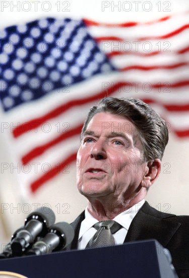 U.S. President Ronald Reagan visiting Oak Hollow Development construction site, Arlington, Texas, USA, President Ronald Reagan White House Photographic Office, April 12, 1984