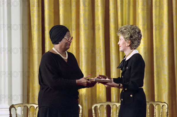 U.S. First Lady Nancy Reagan presenting Presidential Medal of Freedom to American entertainer Pearl Bailey in White House East Room, Washington, D.C., USA, President Ronald Reagan White House Photographic Office, October 17, 1988