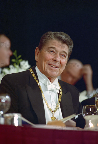 U.S. President Ronald Reagan attending a Knights of Columbus Annual Dinner, Waldorf Astoria Hotel, New York City, New York, USA, President Ronald Reagan White House Photographic Office, January 13, 1989