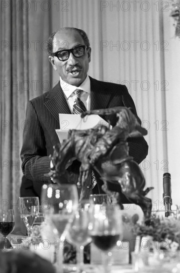 President Anwar Sadat of Egypt delivering a toast at White House state dinner held in his honor, Washington, D.C., USA, Gerald R. Ford White House Photographs, October 27, 1975