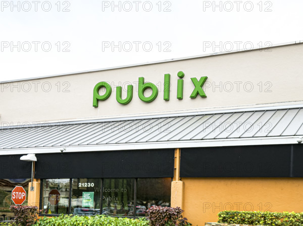Publix Supermarket, building exterior, Boca Raton, Florida, USA
