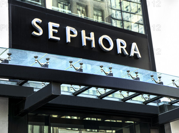 Sephora retail store, building exterior detail, 580 Fifth Avene, Manhattan, New York City, New York, USA
