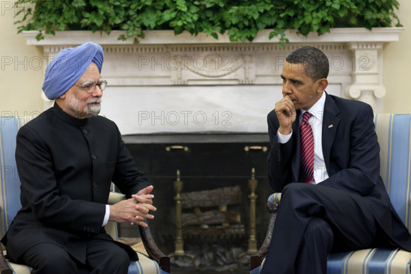 U.S. President Barack Obama and Prime Minister of India Manmohan Singh meeting in White House Oval Office, Washington, D.C., USA, Pete Souza, Office of White House Photography Office, November 24, 2009
