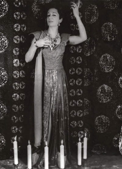 Elsie Houston (1902-1943), Brazilian singer, full-length portrait, Carl Van Vechten, 1940