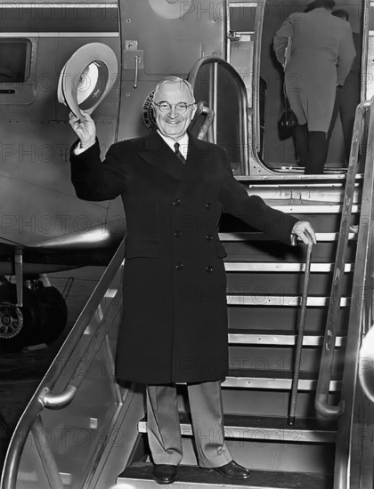 U.S. President Harry S. Truman preparing to board airplane for his vacation to Florida, National Airport, Washington, D.C., USA, Abbie Rowe, National Parks Service, Harry S. Truman Library, November 28, 1949