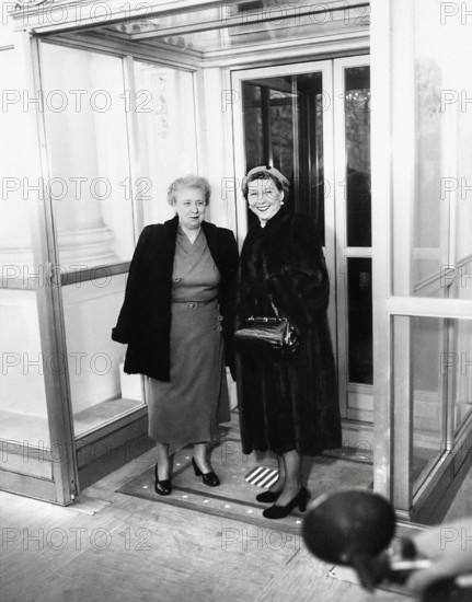 Mamie Eisenhower (right), wife of U.S. President-elect Dwight D. Eisenhower and U.S. First Lady Bess W. Truman (left) at the White House, Washington, D.C., USA, Abbie Rowe, National Parks Service, Harry S. Truman Library, December 1, 1952