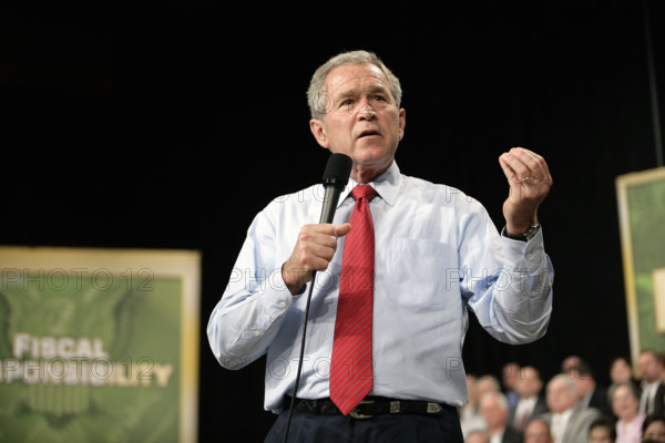 U.S. President George W. Bush delivering remarks on the budget, John Q. Hammons Convention Center, Rogers, Arkansas, USA, Eric Draper, George W. Bush White House Photo Office, October 15, 2007