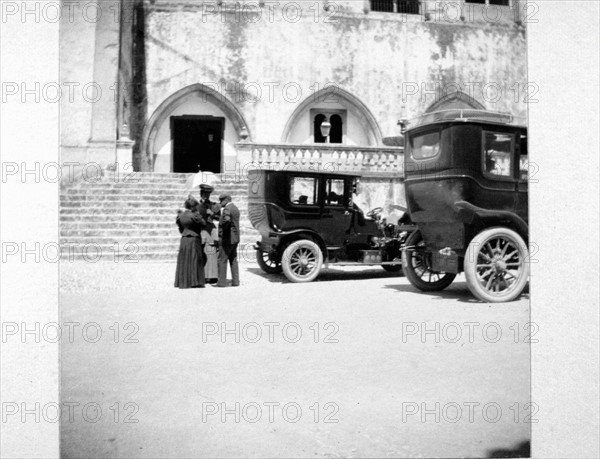 Amélie d'Orléans, Reine du Portugal à la sortie du château de Cintra