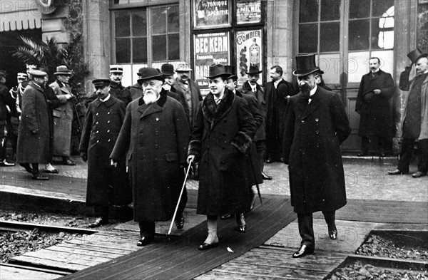 Le Roi Manuel II de Portugal et le Président Fallières à la gare de Rambouillet