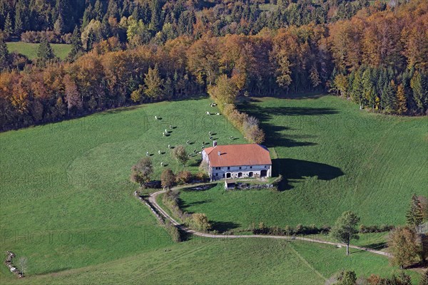 Ferme isolée dans la nature, Jura