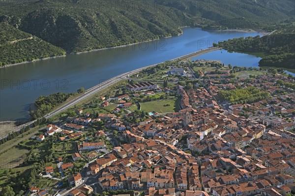 Vinça the village and the dam on the Têt, Pyrénées-Orientales