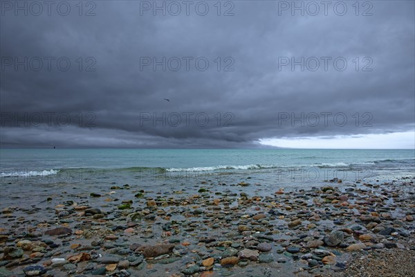 Plage bordée de galets, Manche