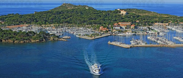 île des Embiez, la grande ile et son port, face à la commune de Six-F