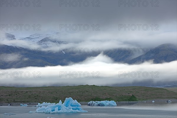 Islande, le glacier Breiðamerkurjökull et la lagune de Jökulsárlón