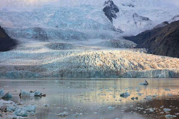 Islande, le glacier Breiðamerkurjökull et la lagune de Jökulsárlón