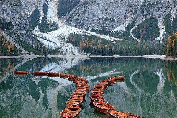 Lac de Braies avec ses barques, Italie