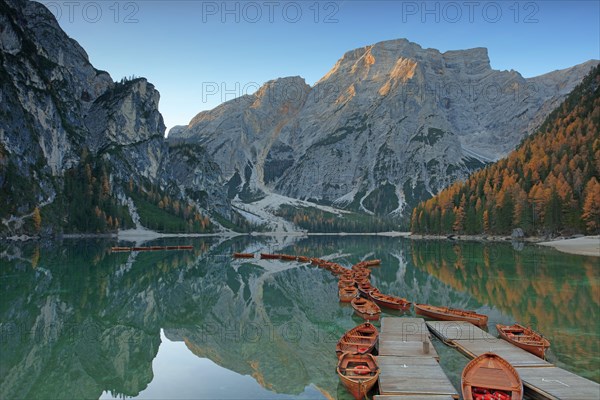 Lac de Braies avec ses barques, Italie