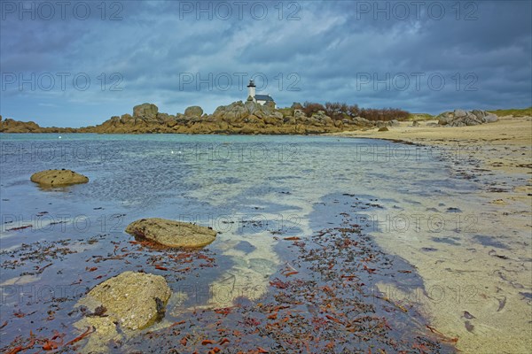 France, Finistère(29) Plounéour-Brignogan-plages, la plage avec ses chaos rocheux et le phare de Pontusval / France, Finistère Plounéour-Brignogan-plages, the beach with its rocky chaos and the Pontusval lighthouse