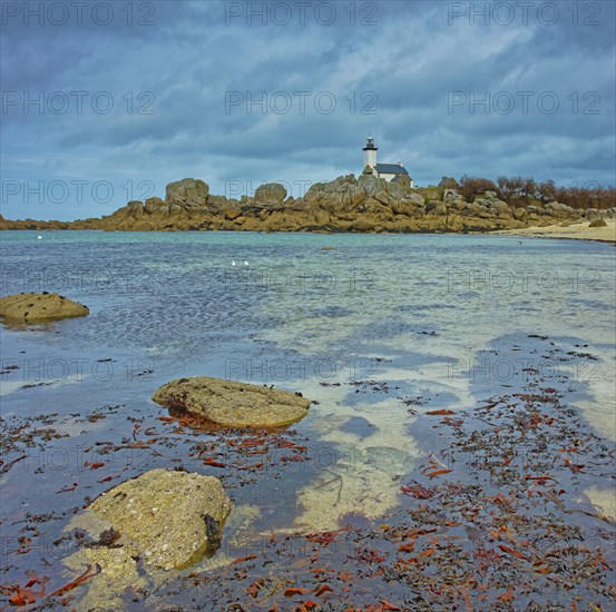 France, Finistère(29) Plounéour-Brignogan-plages, la plage avec ses chaos rocheux et le phare de Pontusval / France, Finistère Plounéour-Brignogan-plages, the beach with its rocky chaos and the Pontusval lighthouse