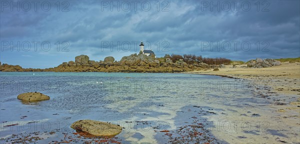 France, Finistère(29) Plounéour-Brignogan-plages, la plage avec ses chaos rocheux et le phare de Pontusval / France, Finistère Plounéour-Brignogan-plages, the beach with its rocky chaos and the Pontusval lighthouse