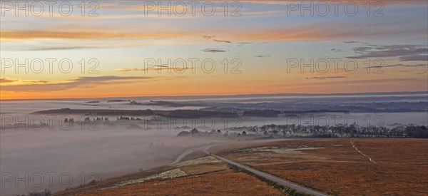 France, Finistère(29) Paysage matinal des Monts d'Arrée, parc naturel régional d'Armorique, brume, brouillard et mer de nuage / France, Finistère Early morning landscape of the Monts d'Arrée, Armorique Regional Nature Park, mist, fog and sea of clouds/