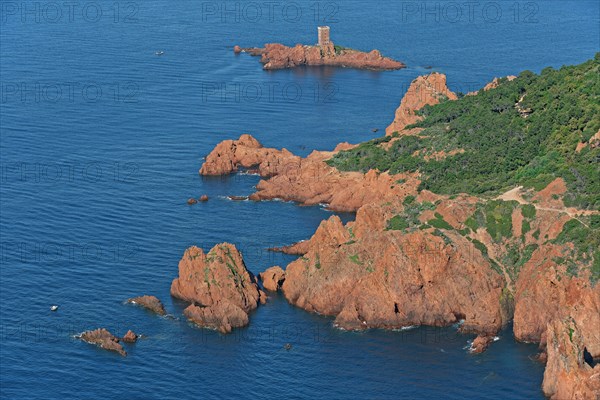 France, Var(83) Le cap du Dramont fait partie du massif classé de l'Estérel, en face se trouve l'ile d'or,(photo aérienne),/ France, Var Cape Dramont is part of the massive sized Esterel, opposite is the island of gold (aerial photo)