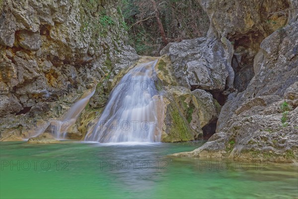 France, Gard(30) Navacelles, les Aiguières, cascades et cavités creusées par la rivière dans le lit du Valat de Séguissous / France, Gard , Navacelles, les Aiguières, waterfalls and cavities dug by the river in the bed of the Valat de Séguissous /