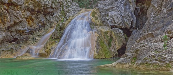 France, Gard(30) Navacelles, les Aiguières, cascades et cavités creusées par la rivière dans le lit du Valat de Séguissous / France, Gard , Navacelles, les Aiguières, waterfalls and cavities dug by the river in the bed of the Valat de Séguissous /