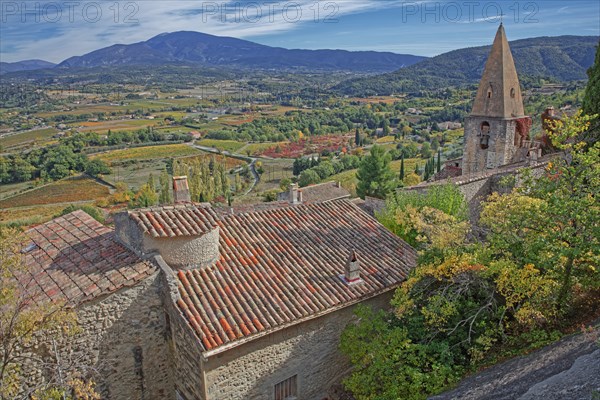 France, Vaucluse (84) Crestet, village perché, au loin, le Mont-Ventoux / France, Vaucluse Crestet, perched village, Mont-Ventoux in the distance