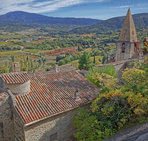 France, Vaucluse (84) Crestet, village perché, au loin, le Mont-Ventoux / France, Vaucluse Crestet, perched village, Mont-Ventoux in the distance