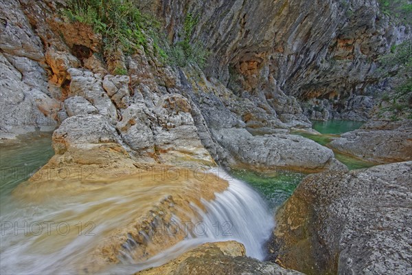 France, Gard(30) Navacelles, les Aiguières, cascades et cavités creusées par la rivière dans le lit du Valat de Séguissous / France, Gard , Navacelles, les Aiguières, waterfalls and cavities dug by the river in the bed of the Valat de Séguissous /