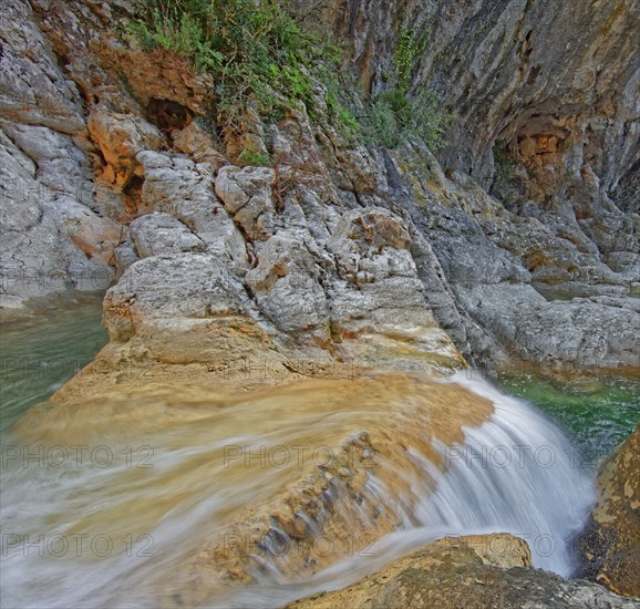 France, Gard(30) Navacelles, les Aiguières, cascades et cavités creusées par la rivière dans le lit du Valat de Séguissous / France, Gard , Navacelles, les Aiguières, waterfalls and cavities dug by the river in the bed of the Valat de Séguissous /