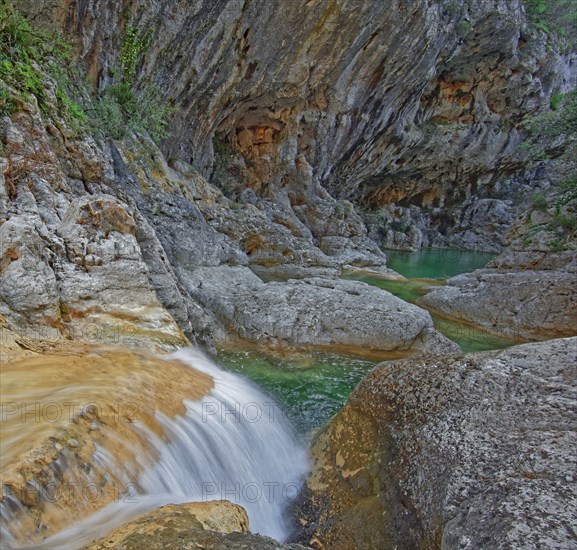 France, Gard(30) Navacelles, les Aiguières, cascades et cavités creusées par la rivière dans le lit du Valat de Séguissous / France, Gard , Navacelles, les Aiguières, waterfalls and cavities dug by the river in the bed of the Valat de Séguissous /